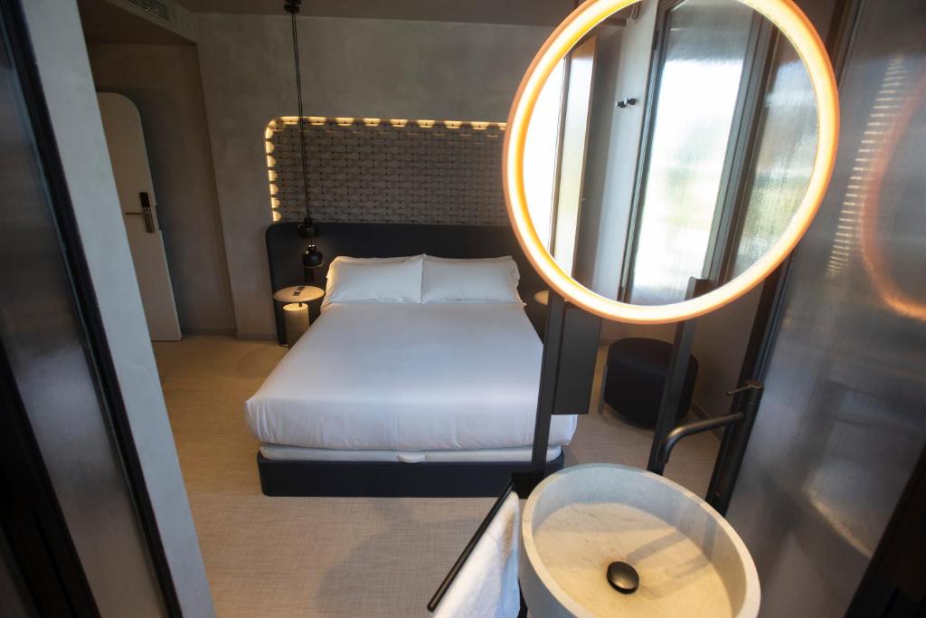 Postel nebo postele na pokoji v ubytování Hotel Faro Lariño