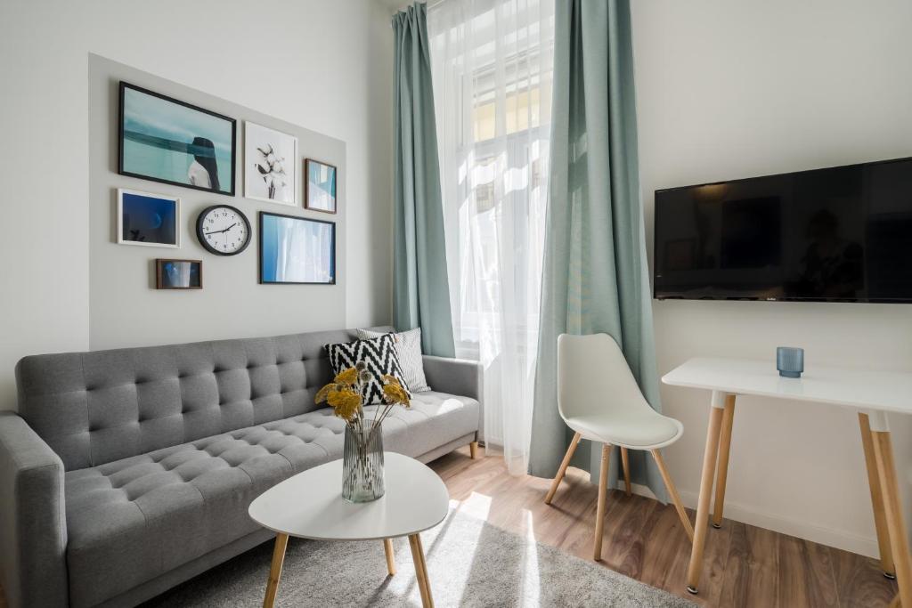 Televízia a/alebo spoločenská miestnosť v ubytovaní A13- Boutique Apartments, Best Location, by BQA
