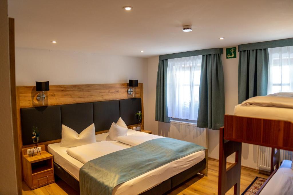 Postel nebo postele na pokoji v ubytování Hotel Am Siebersturm