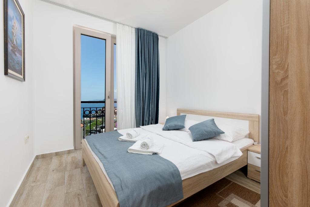 Postel nebo postele na pokoji v ubytování Apartments Jovan