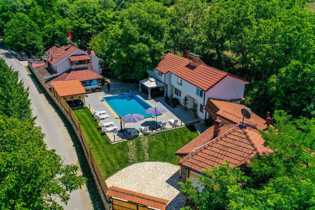 an aerial view of a house with a swimming pool at Villa Ruma Dabnishte in Kavadarci