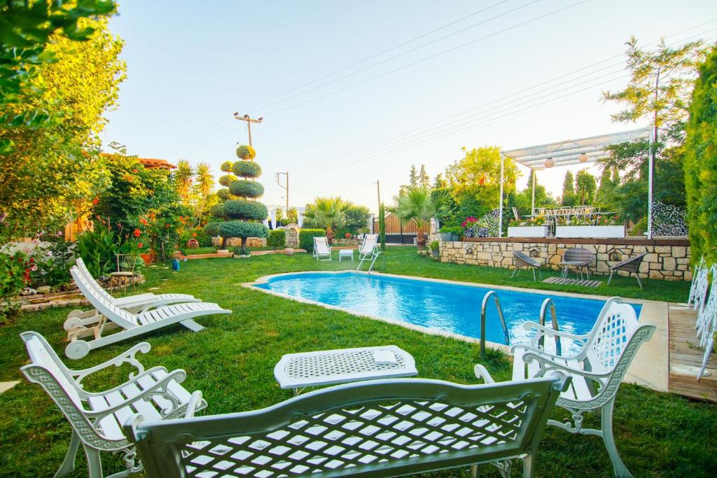un grupo de sillas sentadas junto a una piscina en Villa Amelie-Private pool en Marathítis