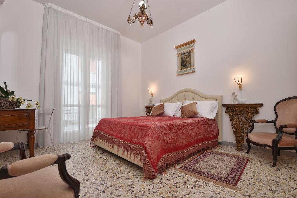 米諾利的住宿－Casa Real，一间卧室配有红色的床和椅子