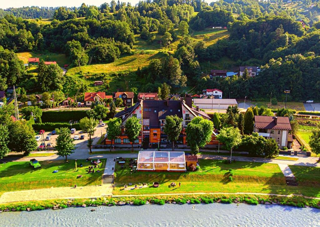 ピブニチュナ・ズドルイにあるHotel Piwniczna SPA&Conferenceの湖のある小さな町の空中風景