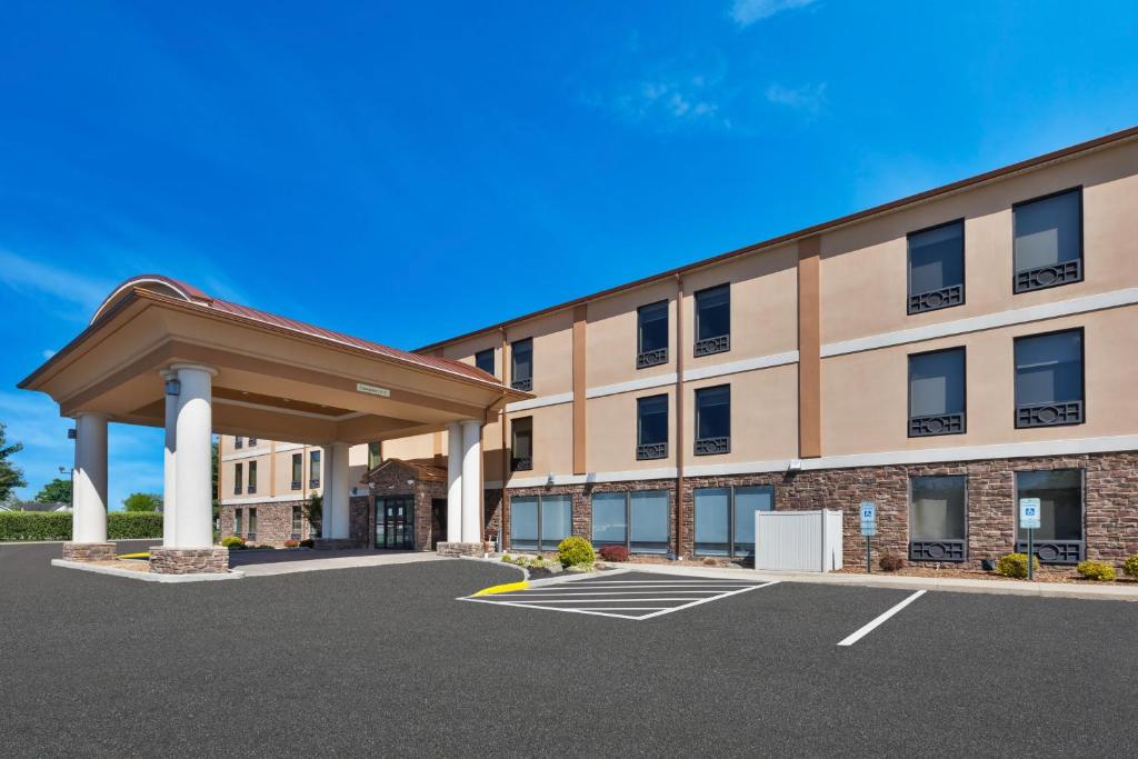 a rendering of a hotel with a parking lot at Holiday Inn Express Chillicothe East, an IHG Hotel in Chillicothe