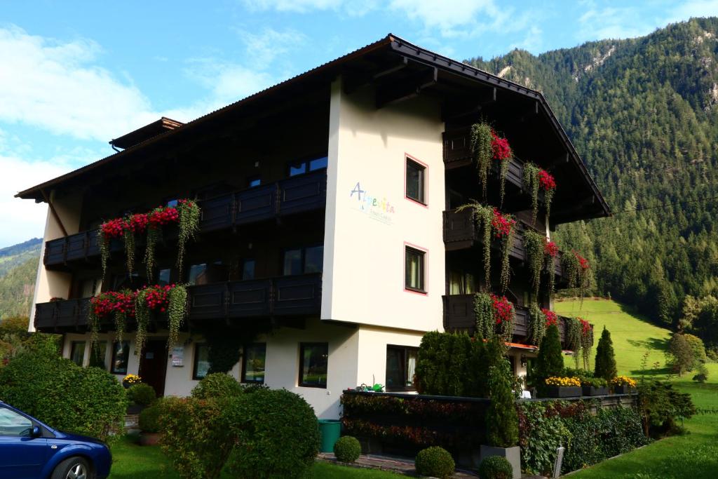 um edifício com flores ao lado em Apart-Garni Alpevita em Mayrhofen