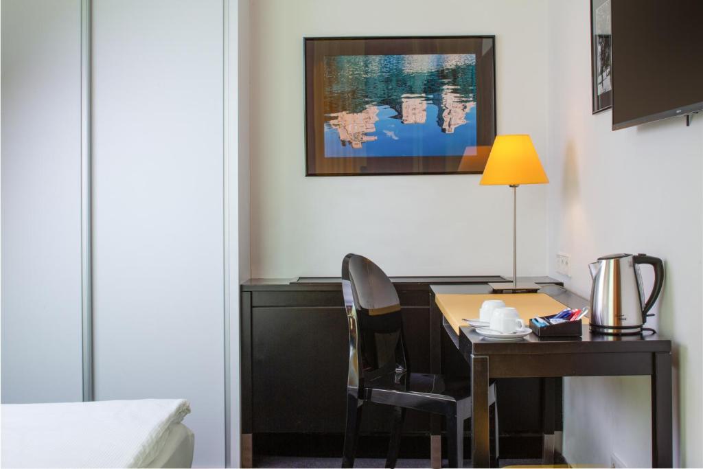 TV a/nebo společenská místnost v ubytování OREA Hotel Angelo Praha