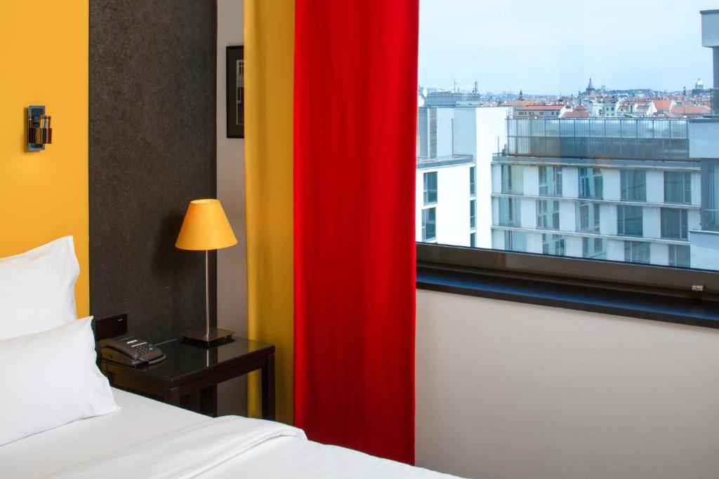 Postel nebo postele na pokoji v ubytování OREA Hotel Angelo Praha