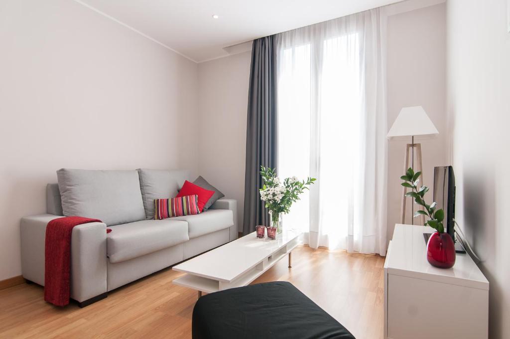 バルセロナにあるPelayo Deluxe Apartmentsのリビングルーム(ソファ、テーブル付)