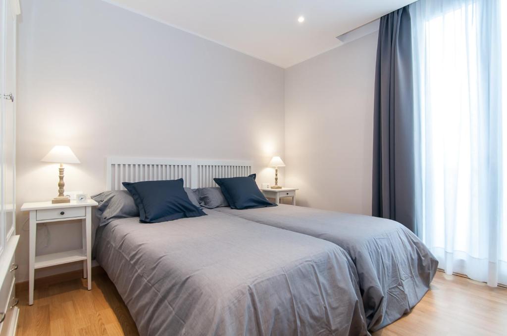 Posteľ alebo postele v izbe v ubytovaní Pelayo Deluxe Apartments