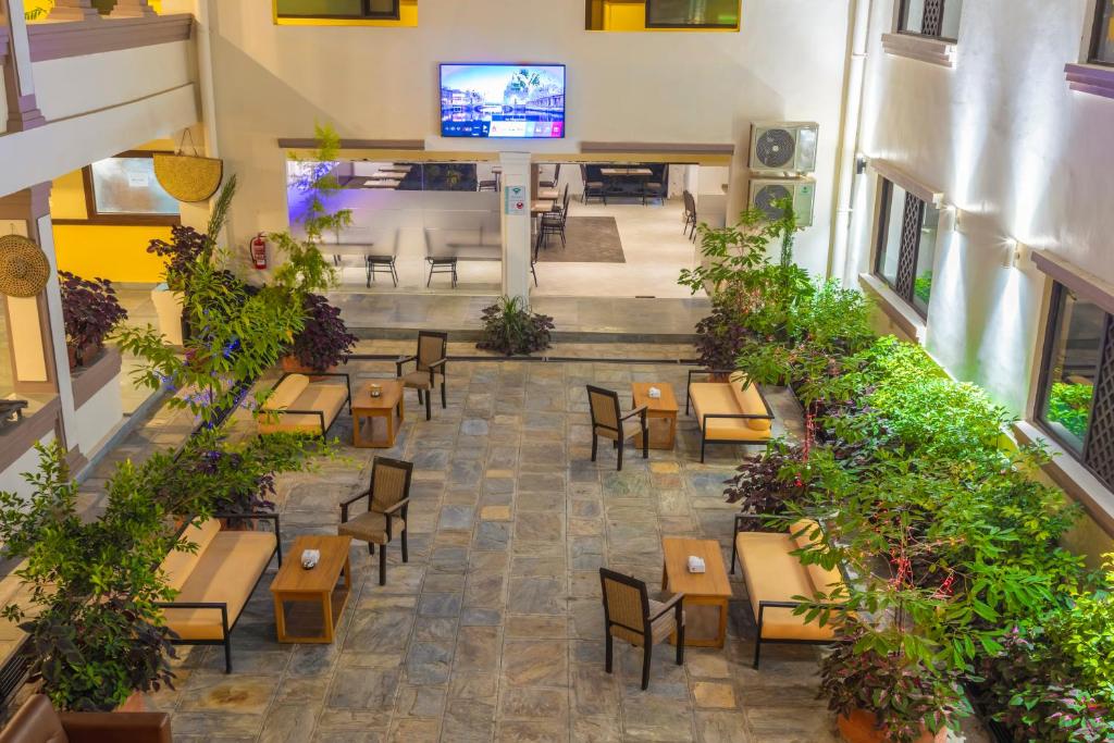 Televiisor ja/või meelelahutuskeskus majutusasutuses Hotel Ananda Pashupati
