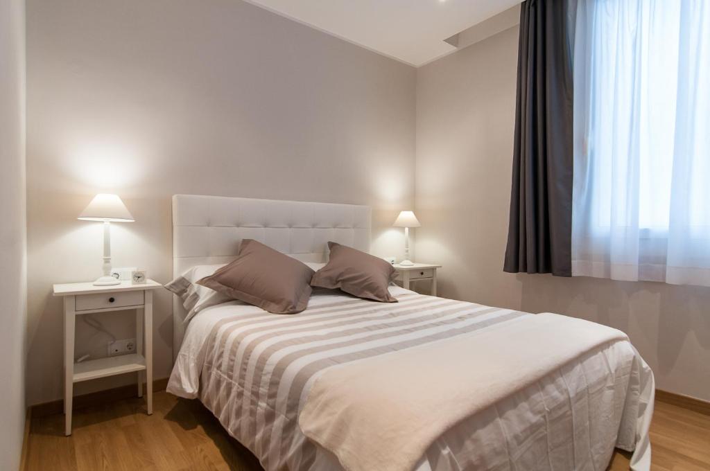 Posteľ alebo postele v izbe v ubytovaní Pelayo Deluxe Apartments