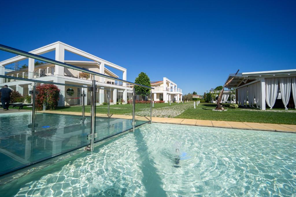 una piscina di fronte a una casa di iConic Wellness Resort & Spa ad Arezzo