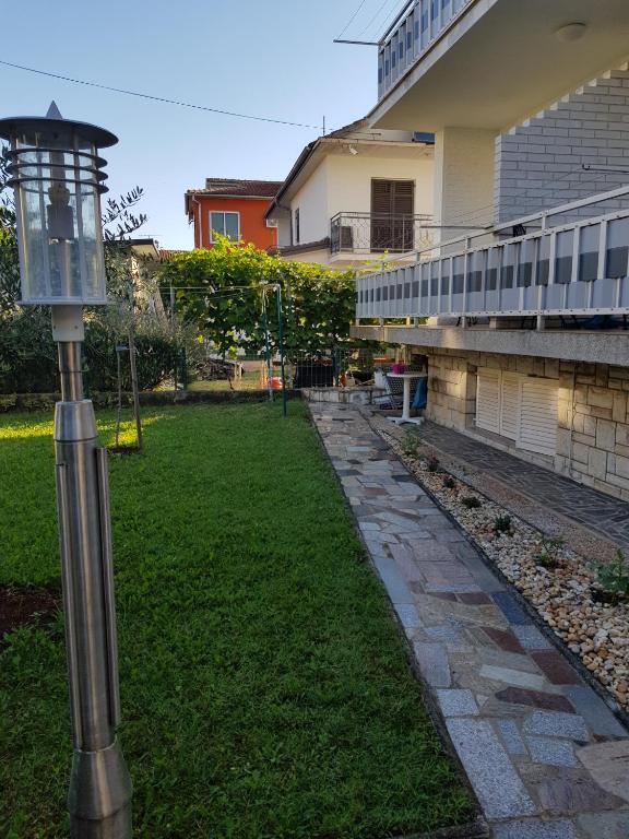 a street light in a yard next to a house at Hana in Umag