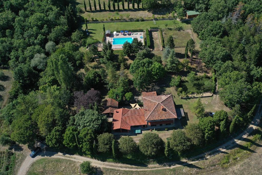una vista aérea de una casa con piscina en Casale Tigli, en Capolona