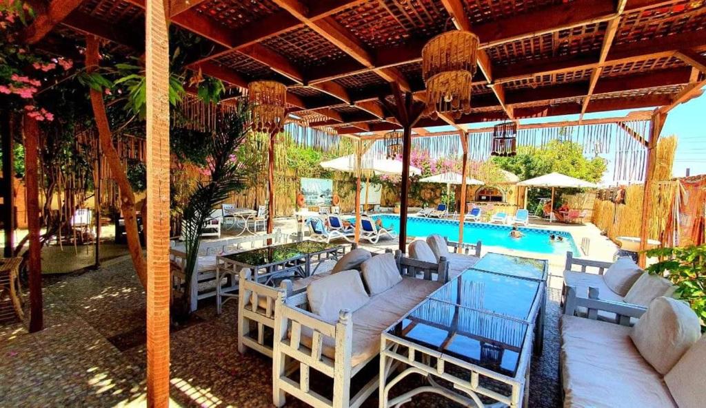 Bazén v ubytování Nile Compound nebo v jeho okolí
