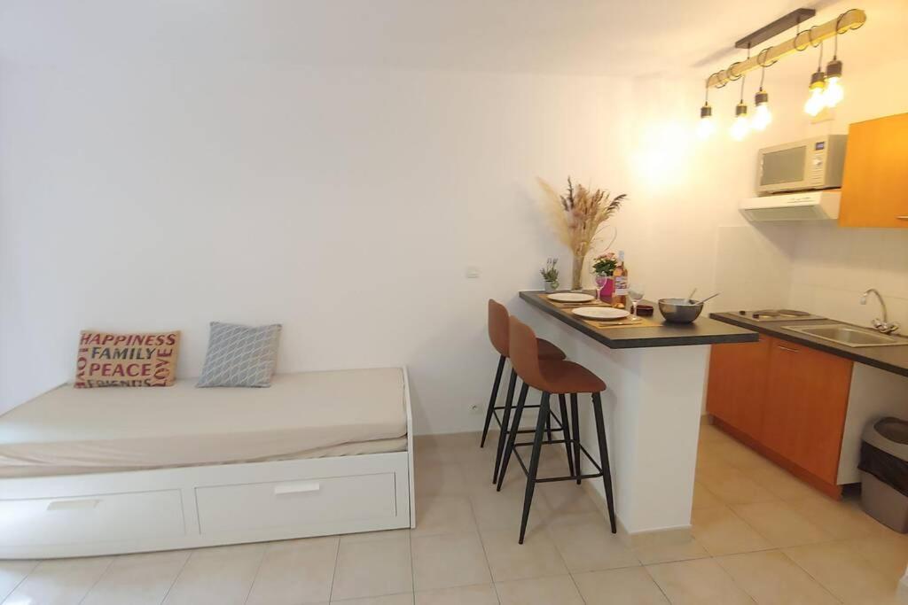 Cette petite chambre comprend un lit et une cuisine. dans l'établissement Le Petit Nid Perché, à Arles