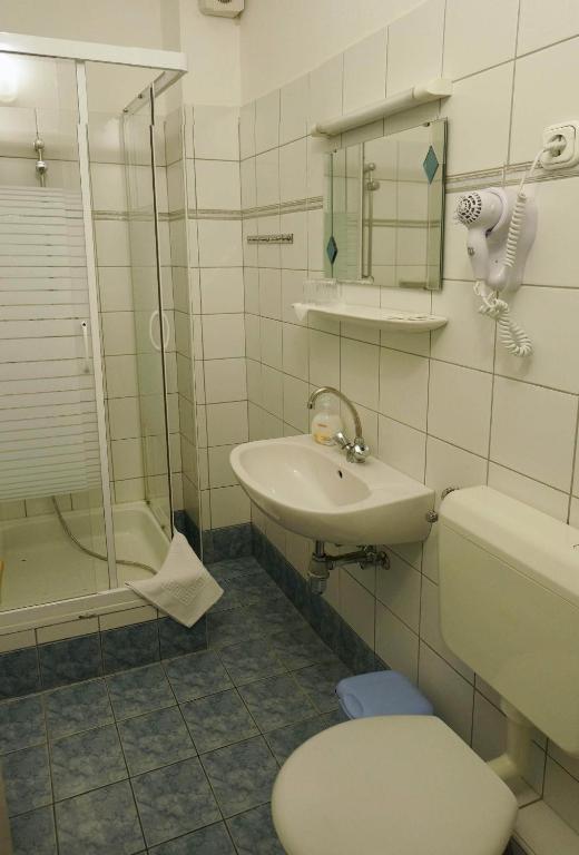 Koupelna v ubytování Corvin Hotel