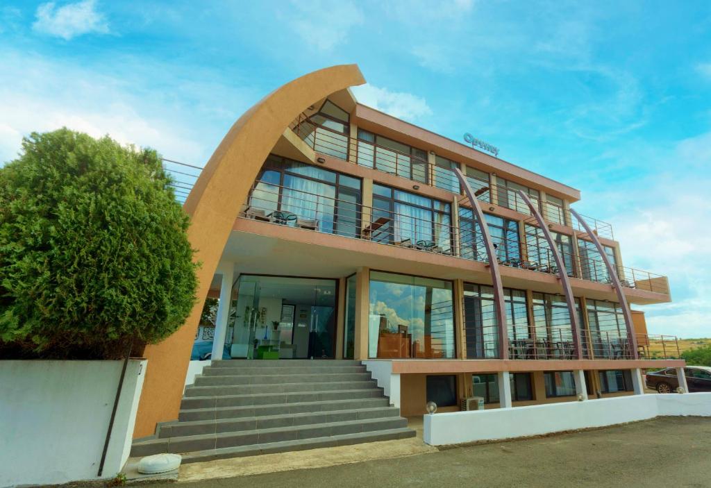 een gebouw met een boog ervoor bij Hotel Odyssey Sozopol in Sozopol