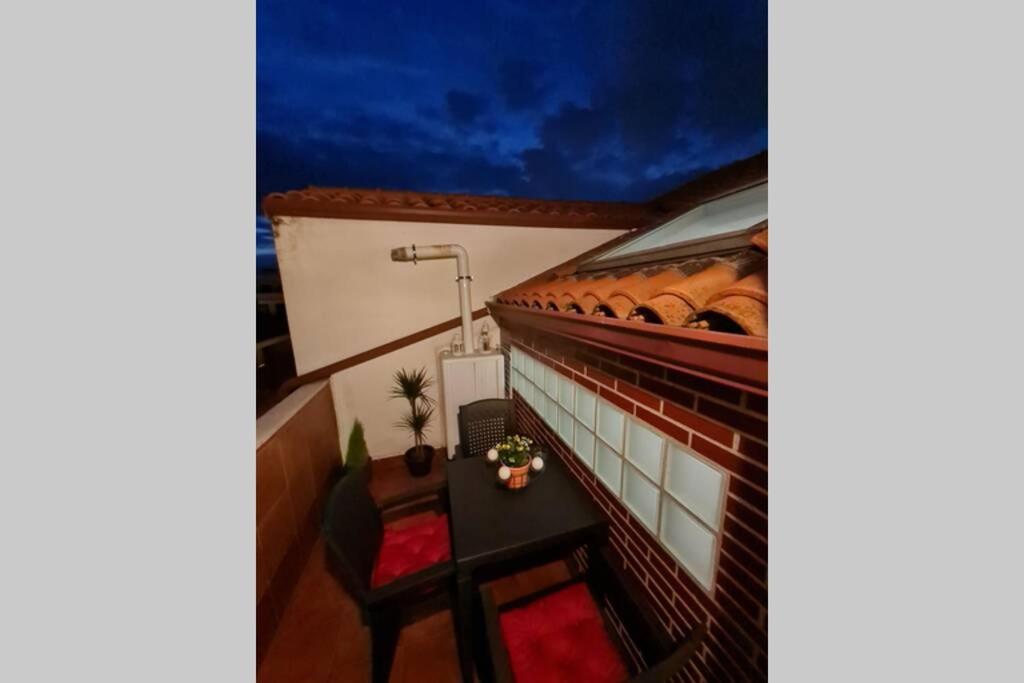 艾拉斯蒂耶羅的住宿－Apartamento nuevo en El Astillero，客房设有带桌椅的阳台。