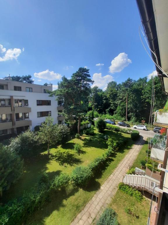 widok na ogród z apartamentu w obiekcie Apartament Zorzy przy Instytucie Kardiologii Anin w Warszawie