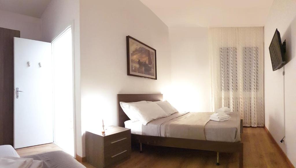 La Meridiana House - King Room With Roll-In Shower - Disability Access
