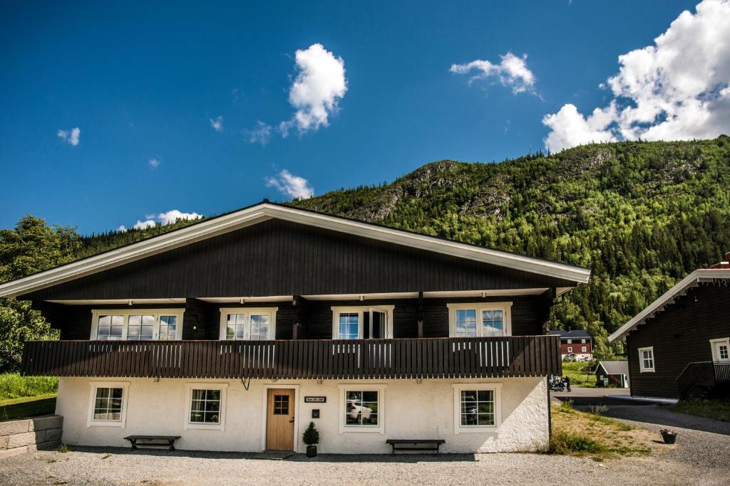 una casa frente a una montaña en Eriks Villa en Funäsdalen