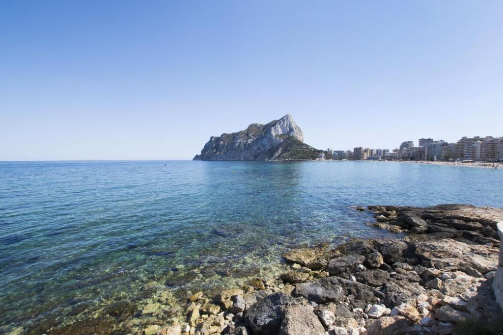 widok na plażę z górą w wodzie w obiekcie EDIFICIO IFACH III w mieście Calpe
