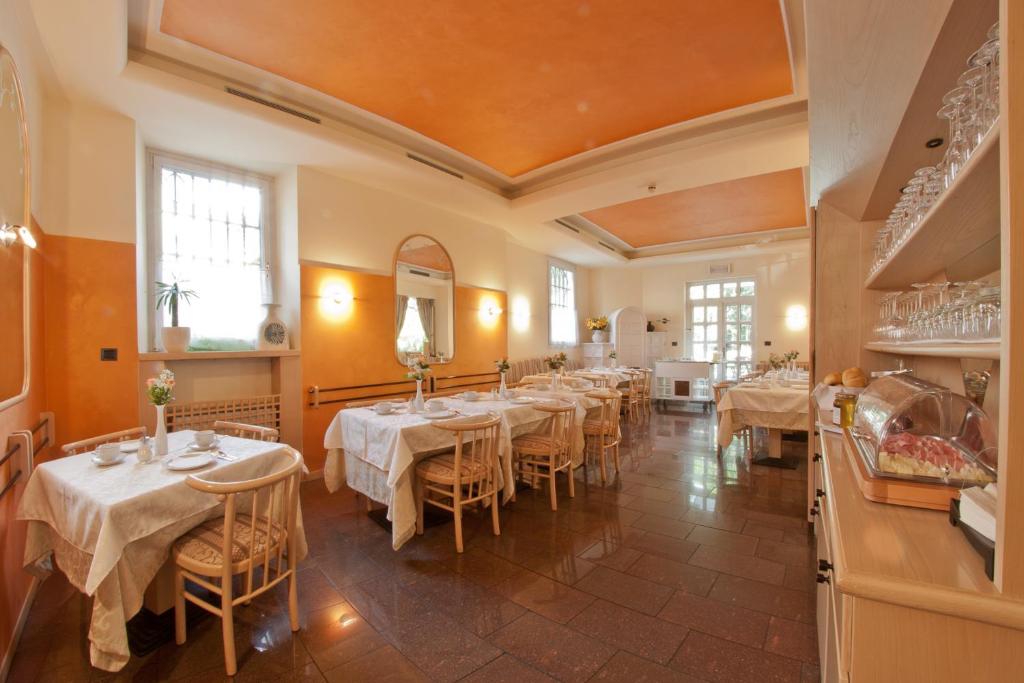 Postel nebo postele na pokoji v ubytování Hotel Cles