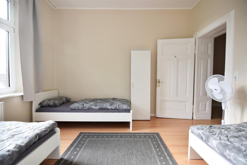 - une chambre avec 2 lits et une porte dans l'établissement Workers Apartment Leverkusen, à Leverkusen