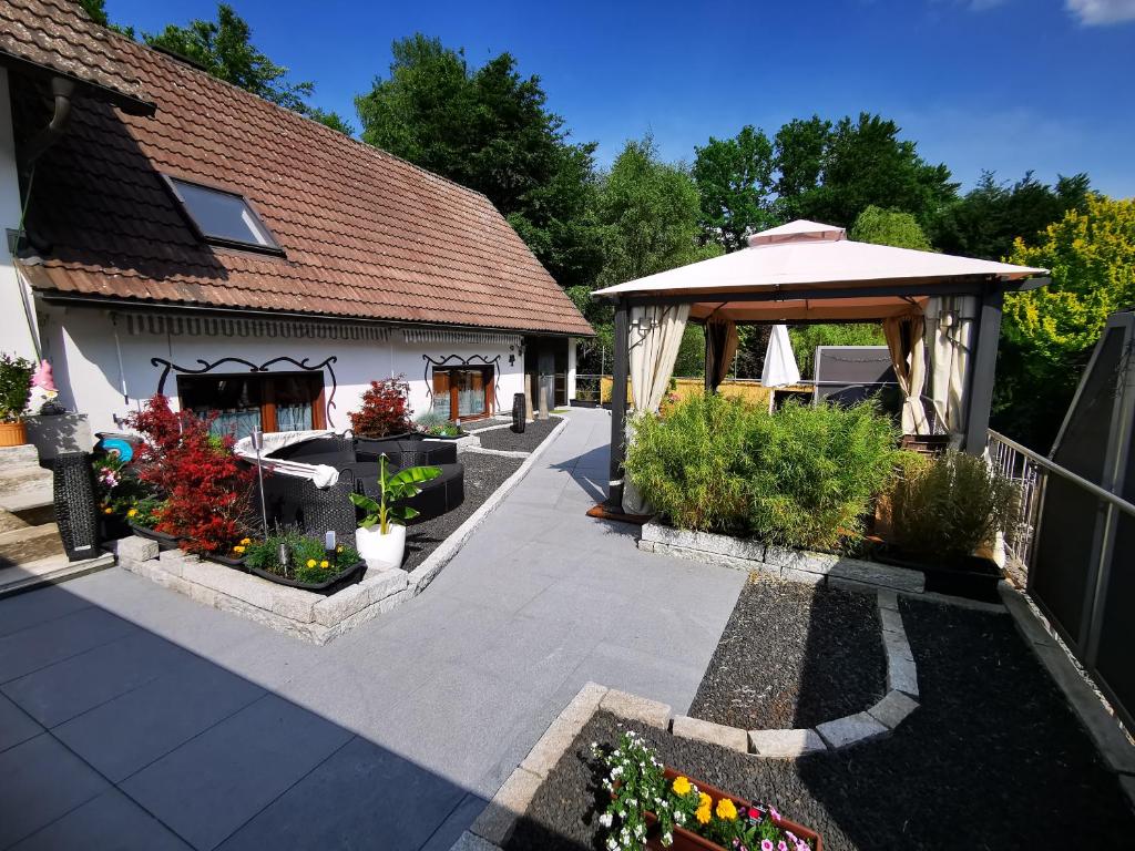 un jardín con cenador y algunas plantas en Ferienappartement -Hof Baum, en Hunswinkel