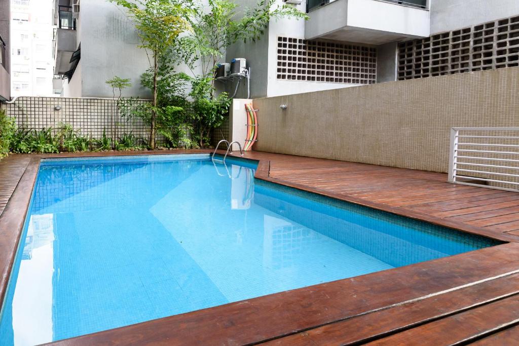 una piscina con una terraza de madera y una piscina azul en Sossego em Copacabana - 200m da praia - RPP103 Z2 en Río de Janeiro
