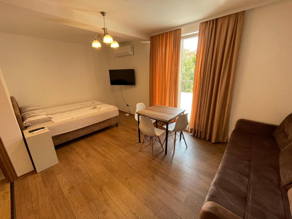 um quarto com uma cama, uma mesa e um sofá em Old Town Apartments em Novi Pazar