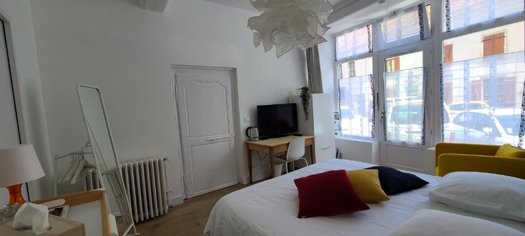 Postel nebo postele na pokoji v ubytování Chambre de charme à Saulieu