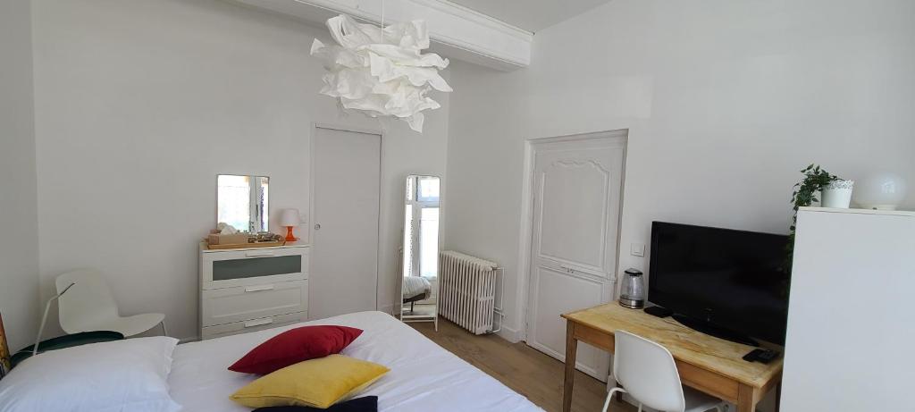 Postel nebo postele na pokoji v ubytování Chambre de charme à Saulieu