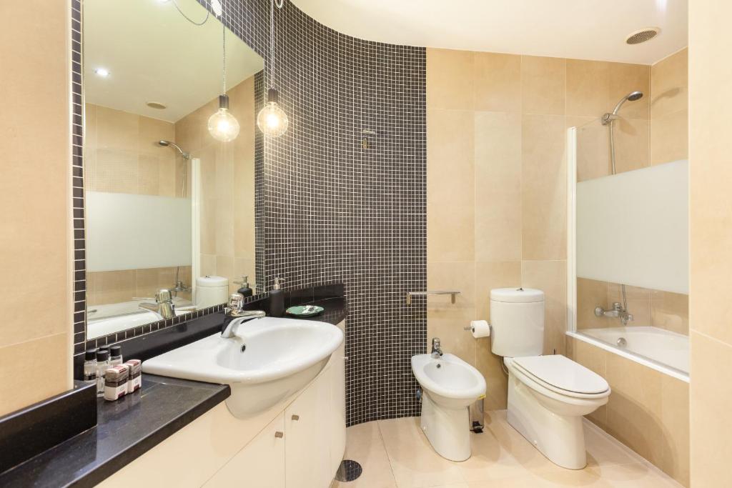Koupelna v ubytování D&S - Ribeira Premium Apartments