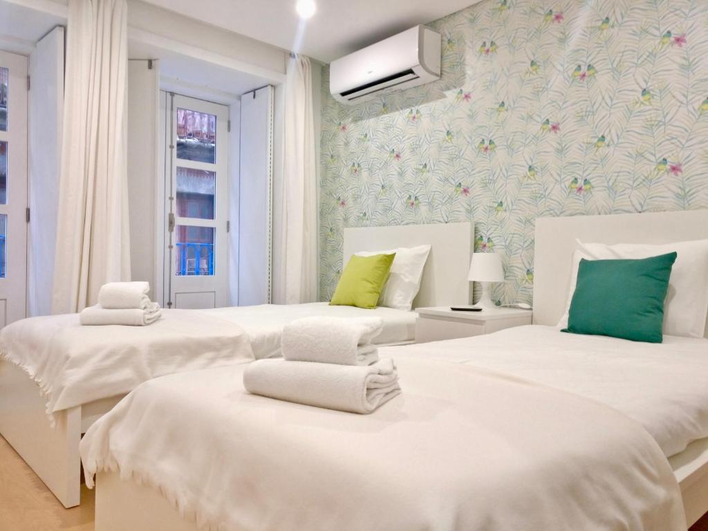 ポルトにあるPorto Villaの白と緑の部屋のベッド2台