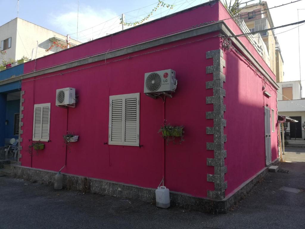 シラクーサにあるCasa Biancaのピンクの壁