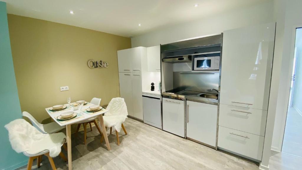 Kyriad Saumur Hyper Centre Hôtel, Appartements, Séminaires et SPA soins Sothys Paris - アパート