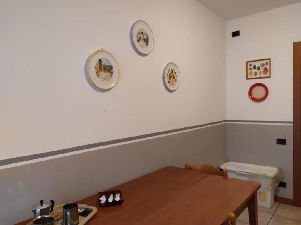 a room with a table and plates on the wall at MATISSE 2 in Bergamo