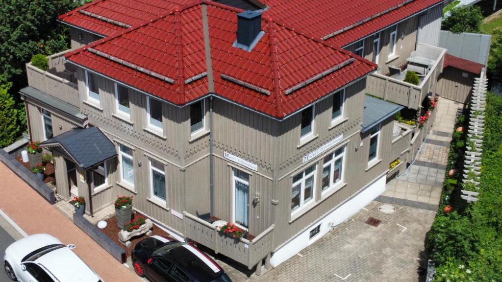une vue aérienne sur une maison avec un toit rouge dans l'établissement Macke`s Ferienwohnungen, à Hahnenklee