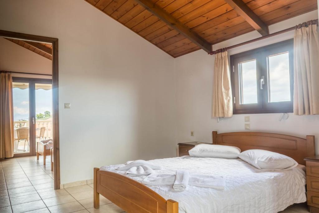 Postel nebo postele na pokoji v ubytování Lazaros Hotel Resort