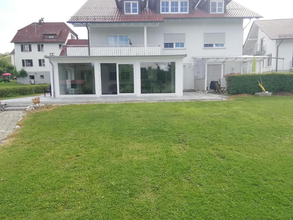 ein Haus mit großem Rasen davor in der Unterkunft Urbach 19 in Bad Waldsee