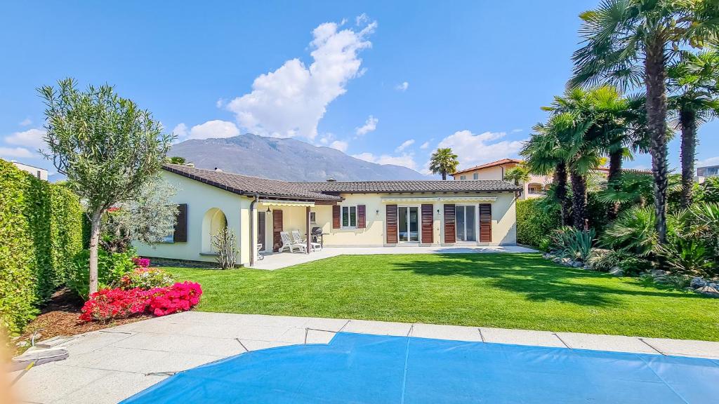 une maison avec une cour et une piscine dans l'établissement Ascona: Villa Rotundo, à Ascona