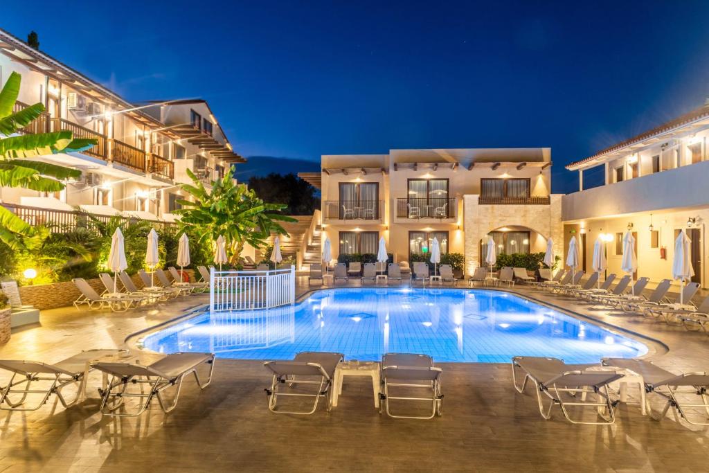 Bazén v ubytování Lazaros Hotel Resort nebo v jeho okolí