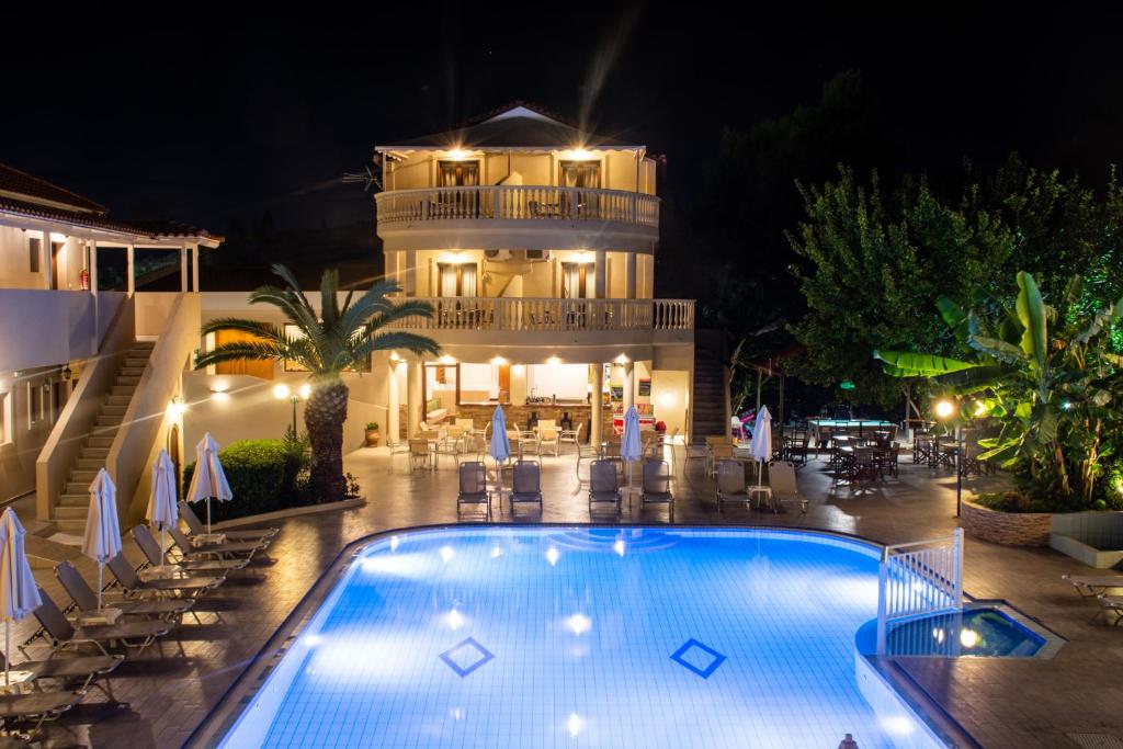 Bazén v ubytování Lazaros Hotel Resort nebo v jeho okolí