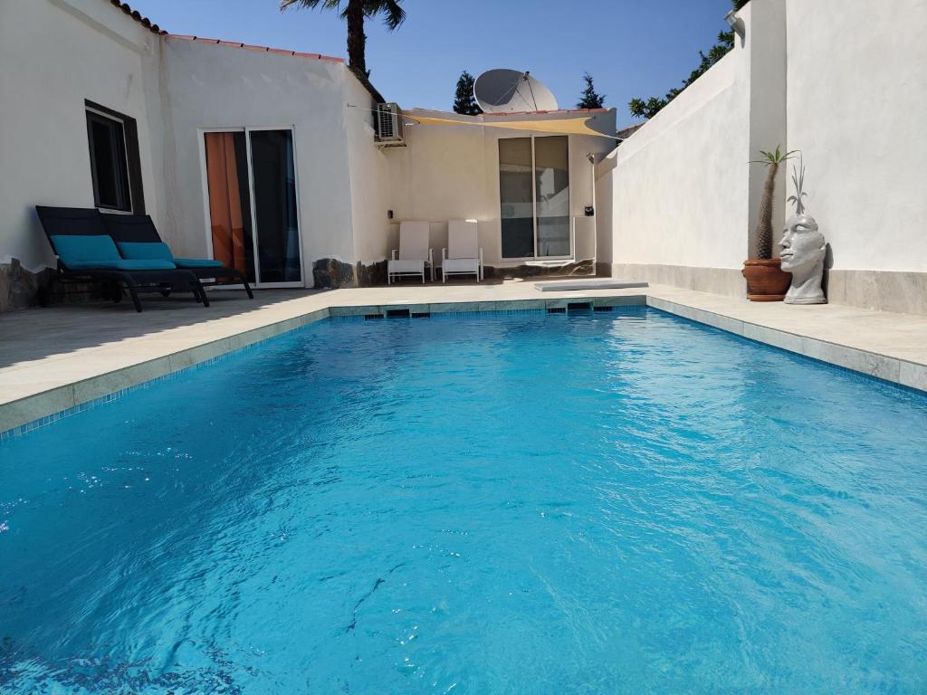 una piscina frente a una casa en La Zenia relax-inn home, en Orihuela