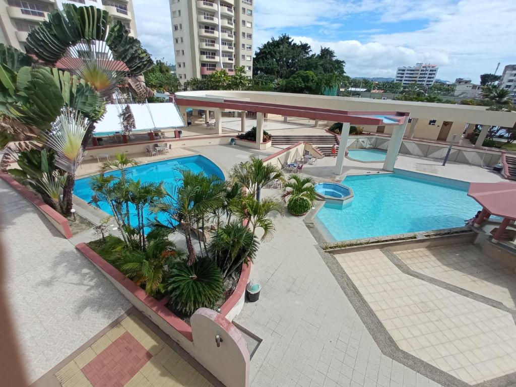 uma vista superior de uma piscina num edifício em Departamento 4 habitaciones 12 personas vista al mar 8vo piso Playa Almendro em Tonsupa