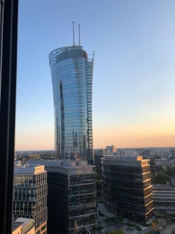 uma vista de um edifício alto em uma cidade em Luxury Apartments in Platinium Towers em Varsóvia