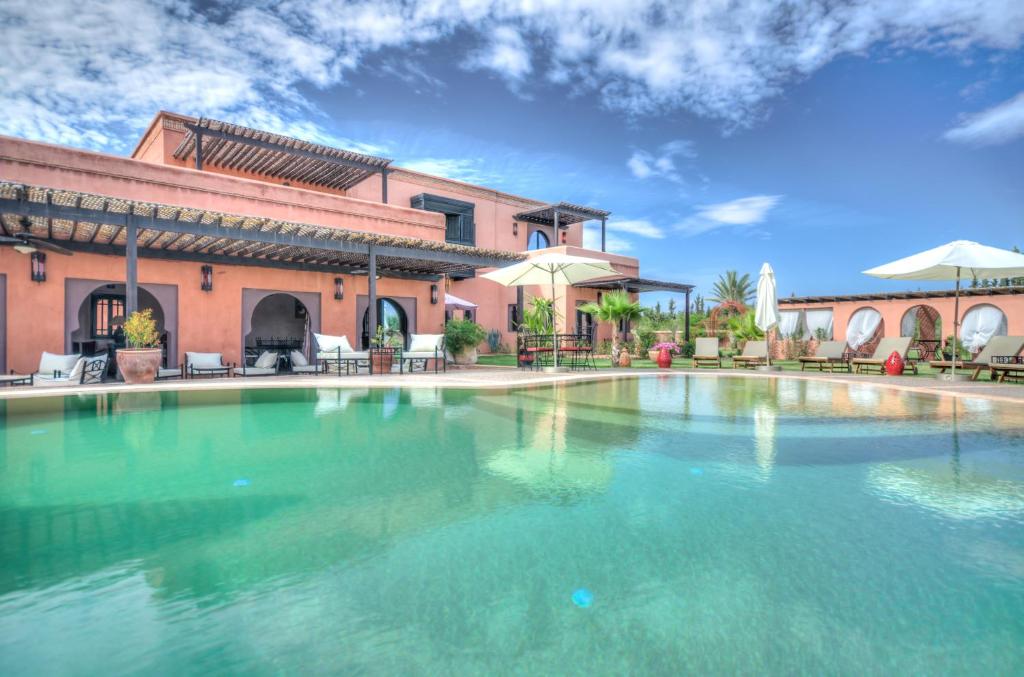 una grande piscina di fronte a un edificio di Le Rubis Oriental ad Azib Oulad Lâdem